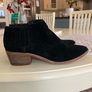 “Dolce vita” suede booties